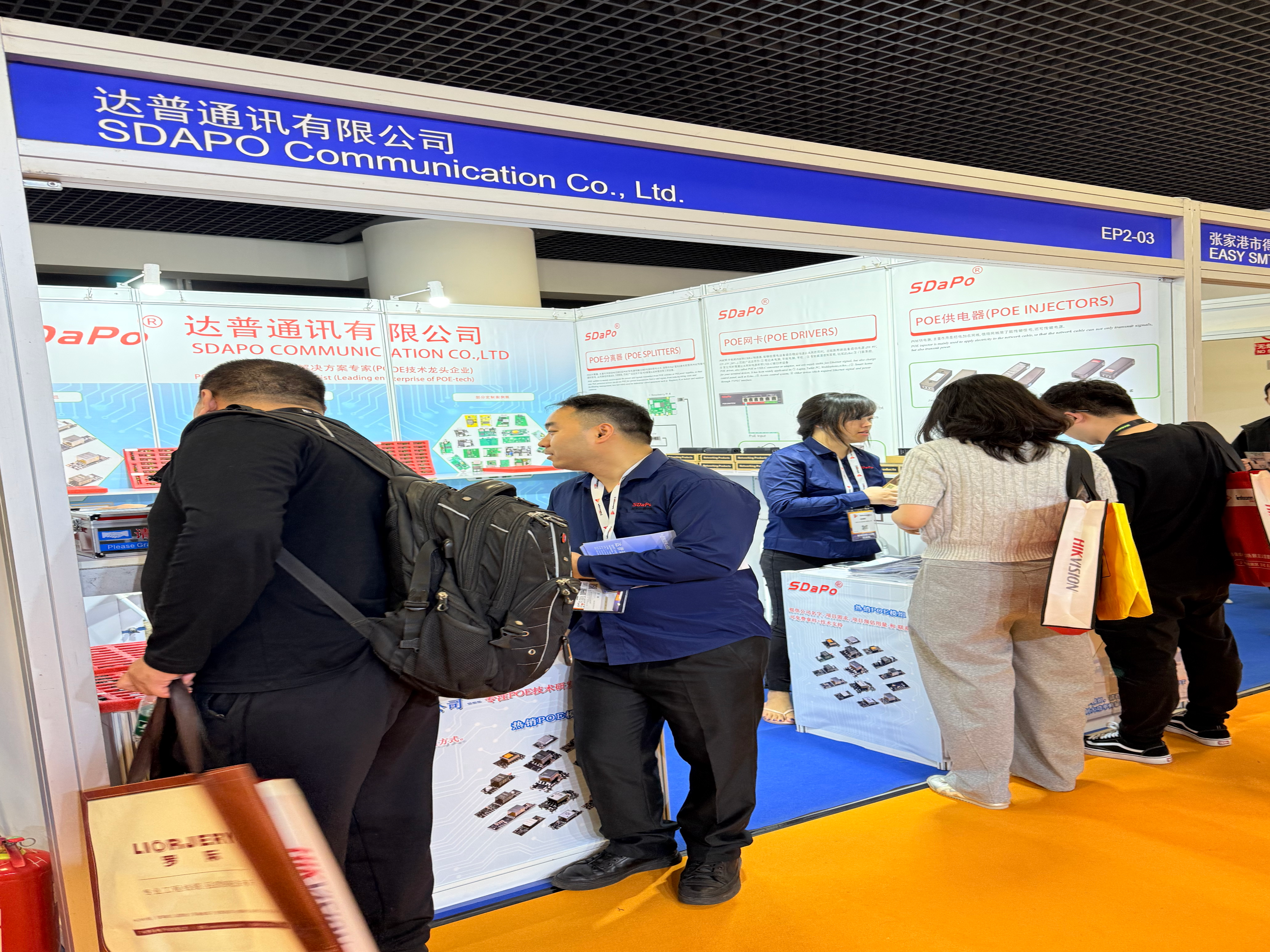 客户访问展台1_5481_4110.jpg